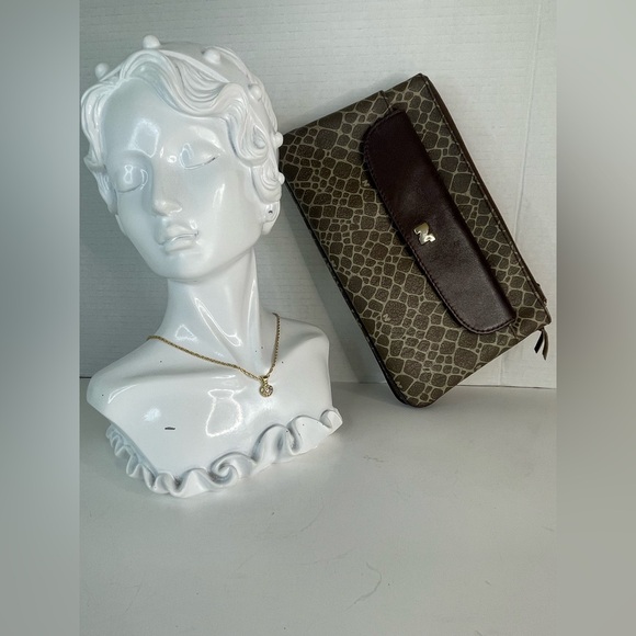 Nina Ricci Bundle (Wristlet and necklace) - Picture 16 of 16